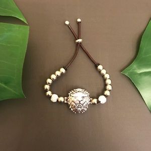 Beaded adjustable tiger snap bracelet.